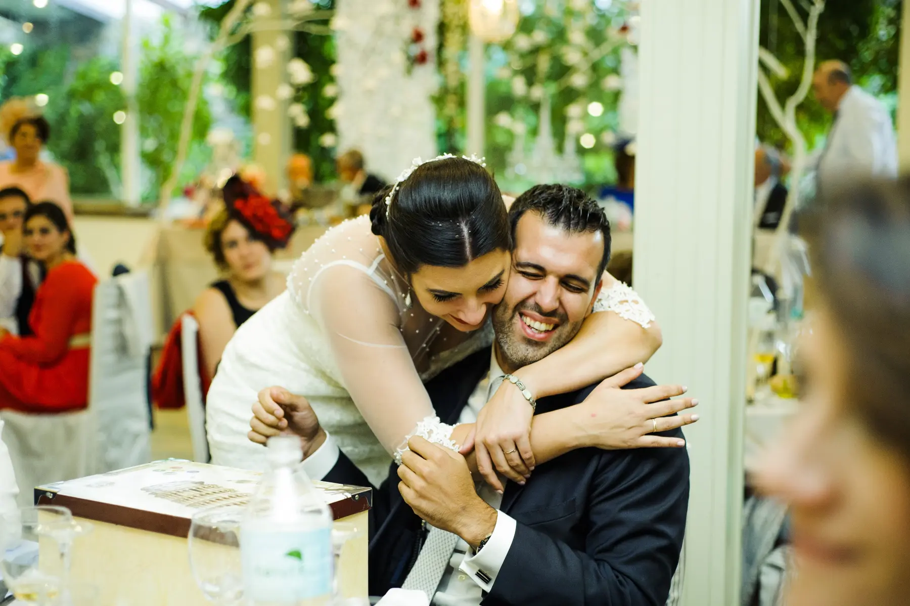 Abrazo de los novios entre sus invitados