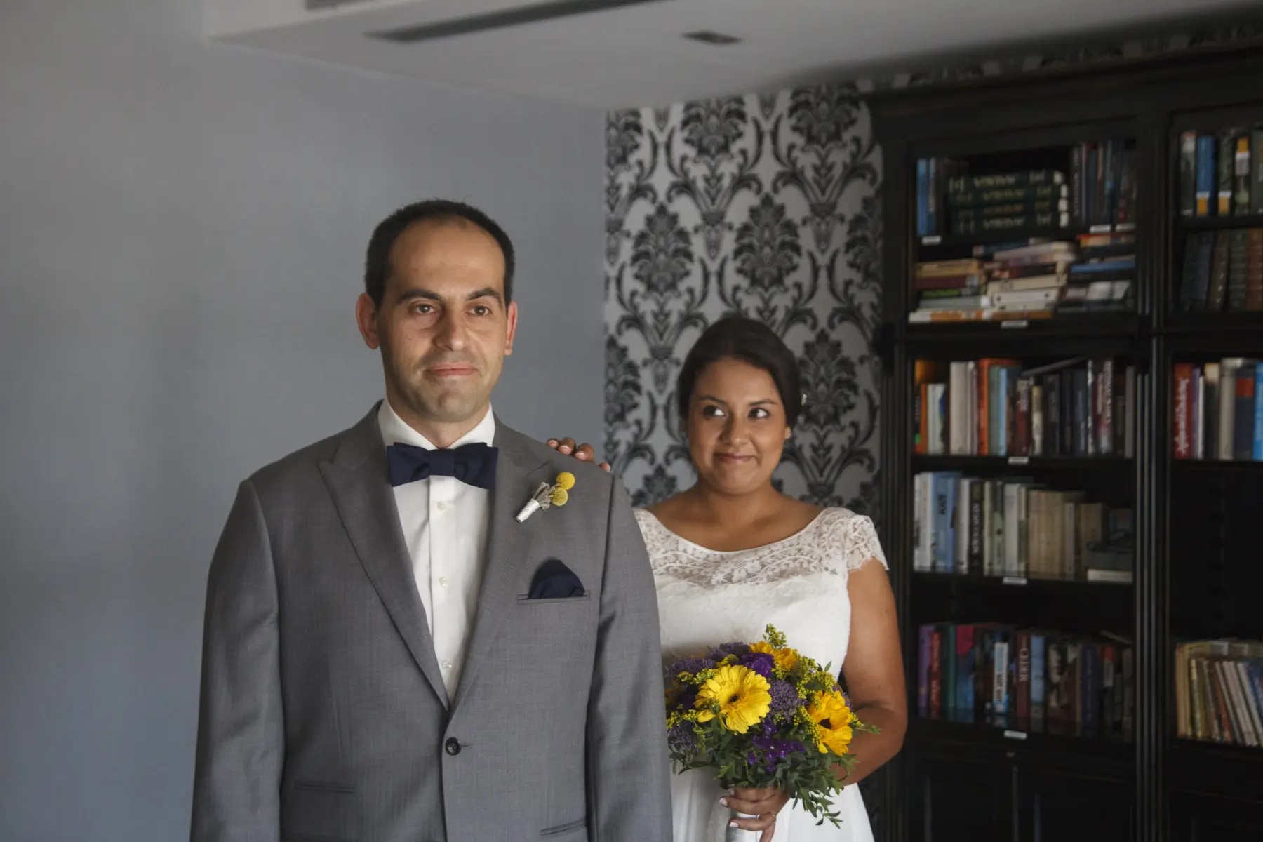 Novios sonrientes en el interior de una habitación