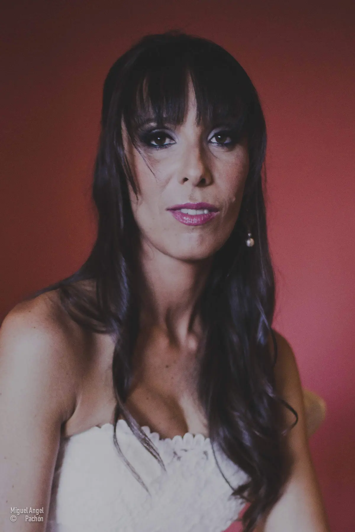 Retrato de novia con luz lateral sobre fondo oscuro