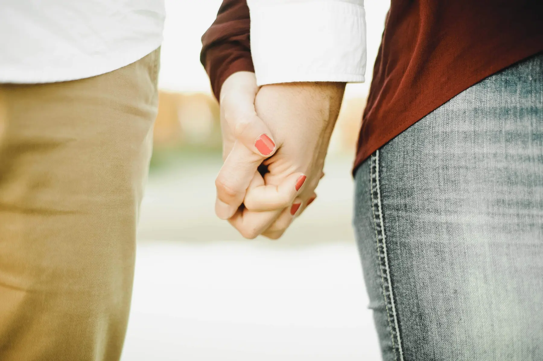 Detalle de las manos entrelazadas de una pareja
