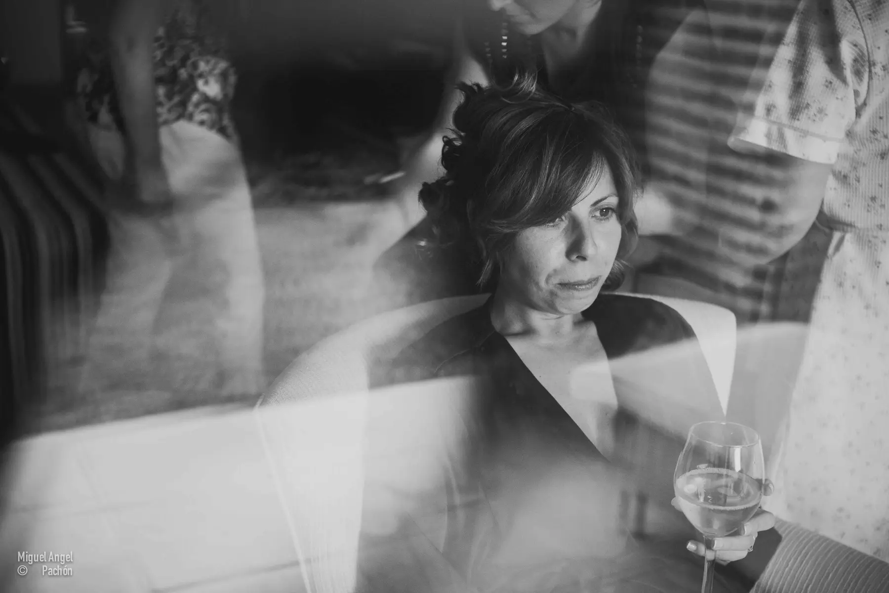 Retrato de novia entre reflejos en blanco y negro