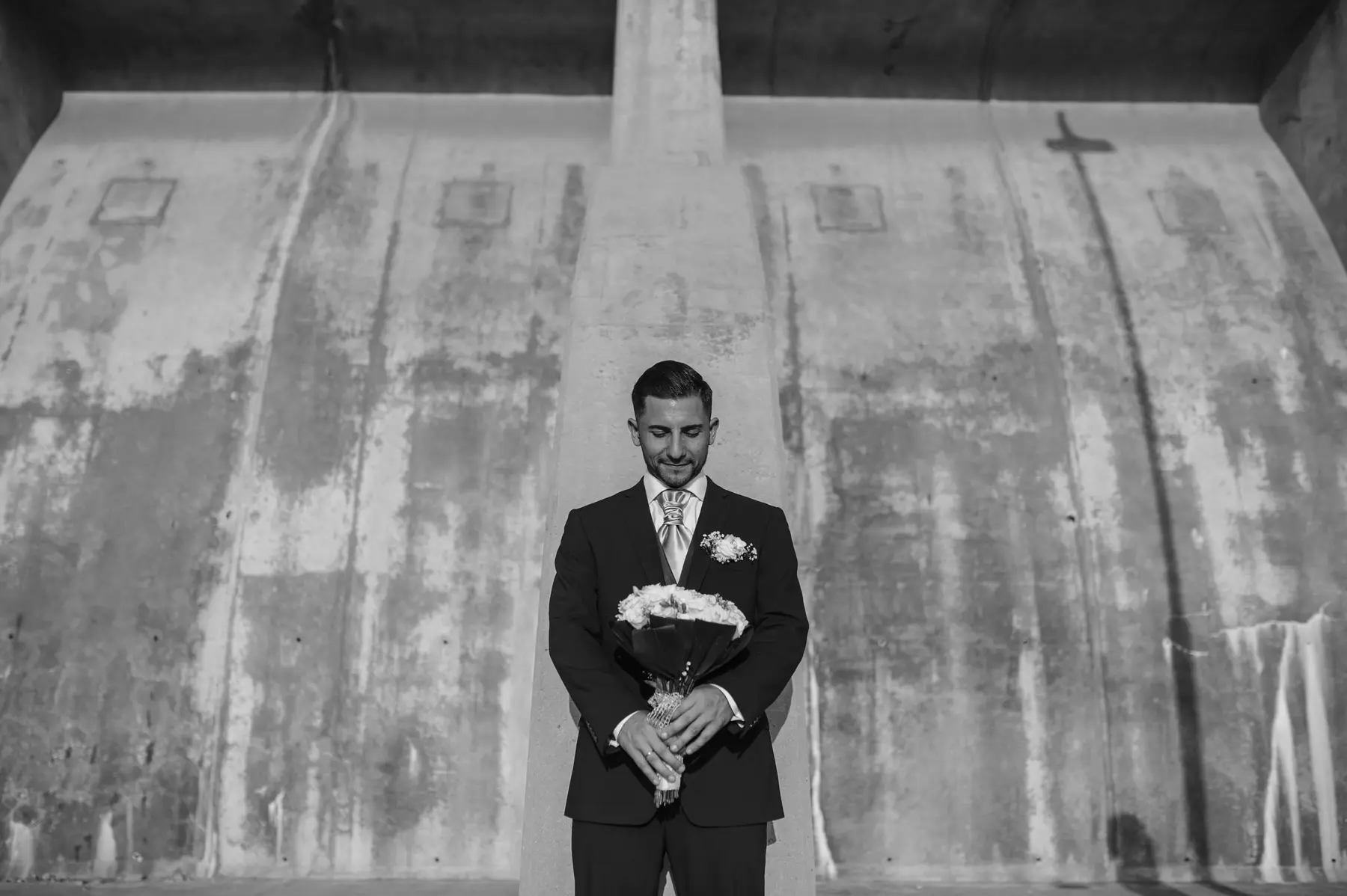 Novio ajustándose la chaqueta en blanco y negro