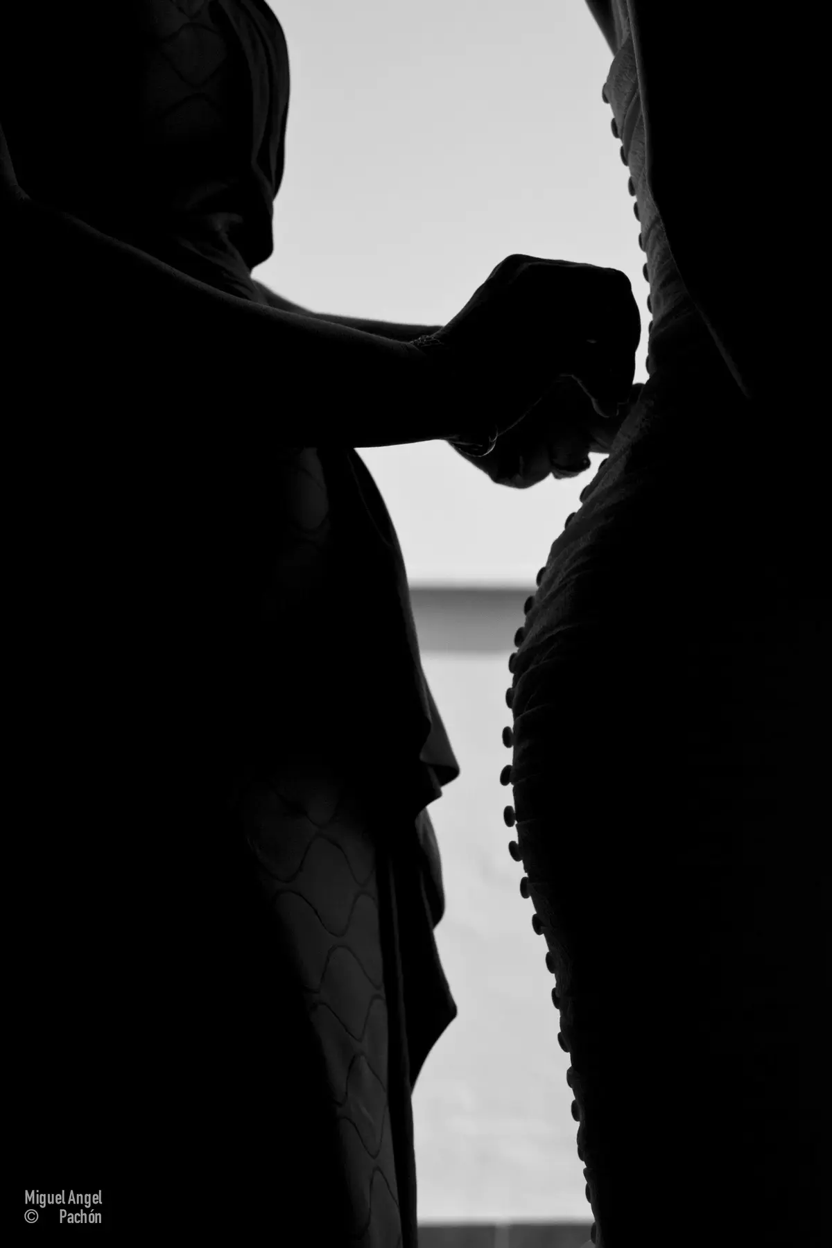 Detalle de un vestido de novia a contraluz