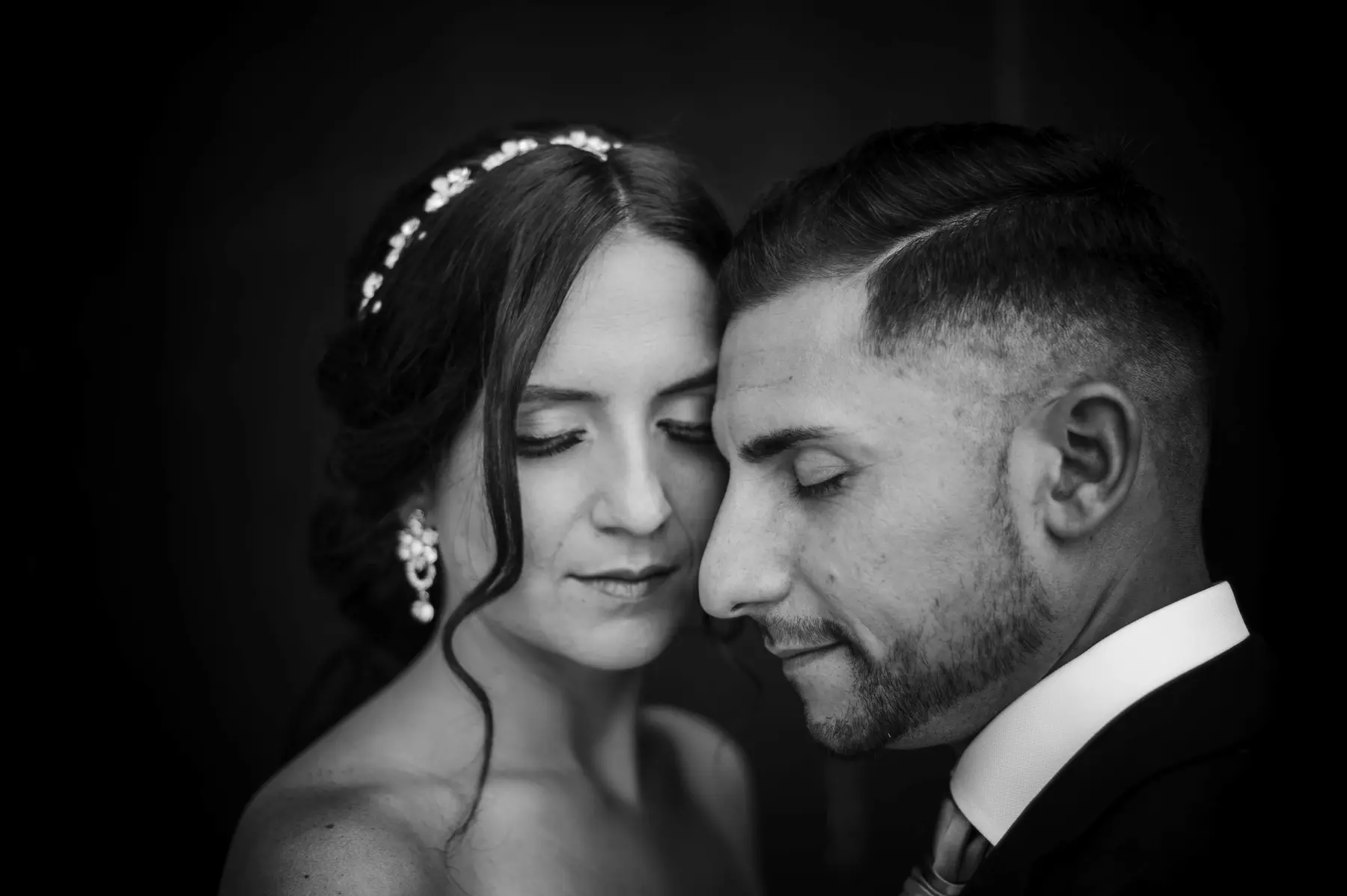 Novios abrazados en un retrato en blanco y negro