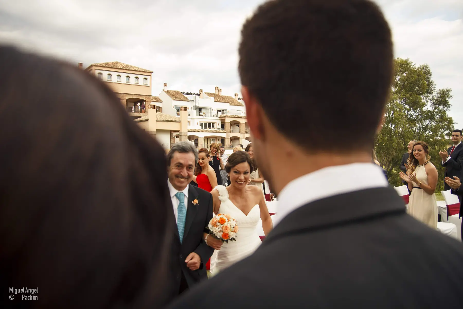 Llegada de la novia vista desde detrás del novio