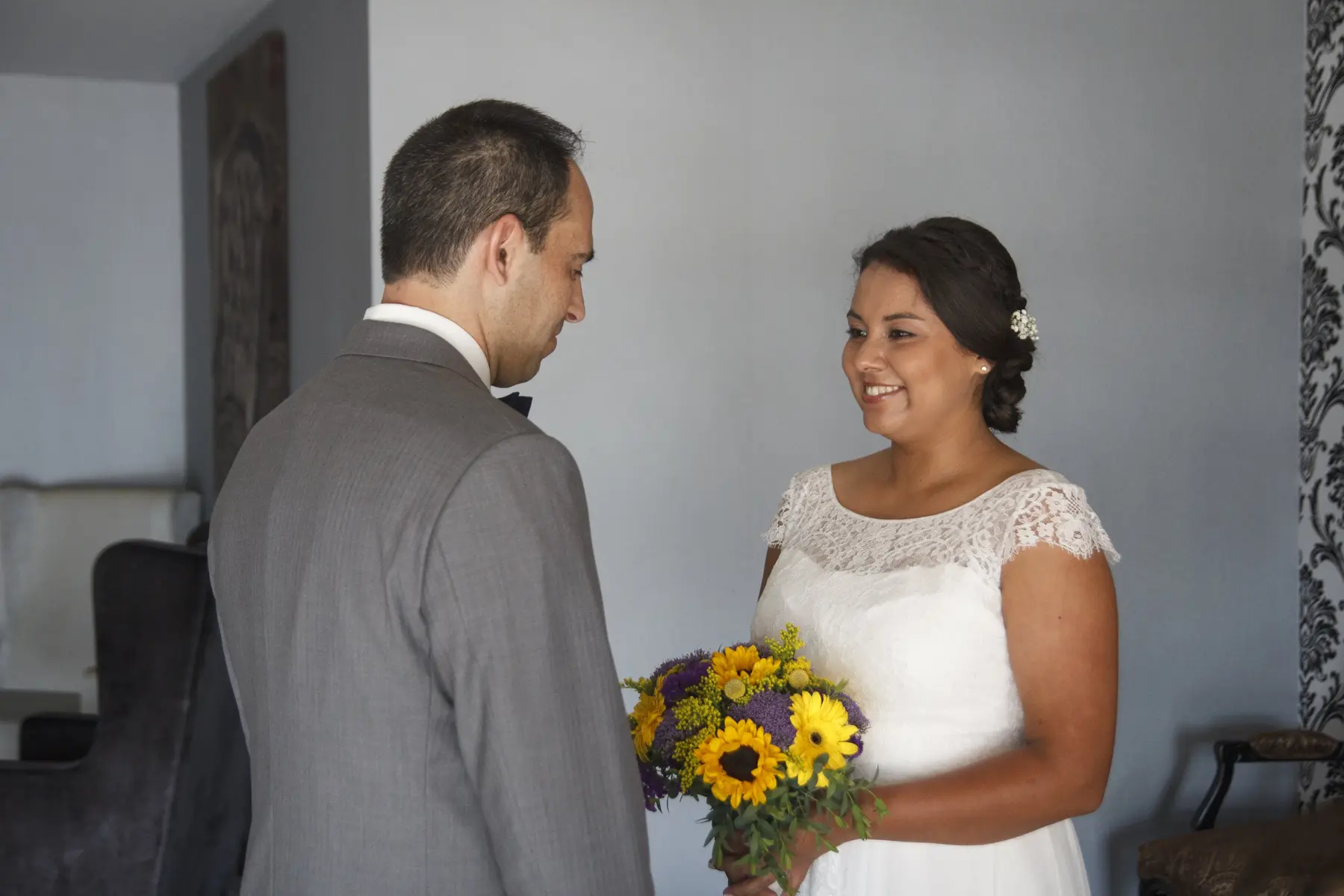 Novios conversando en el interior de una habitación