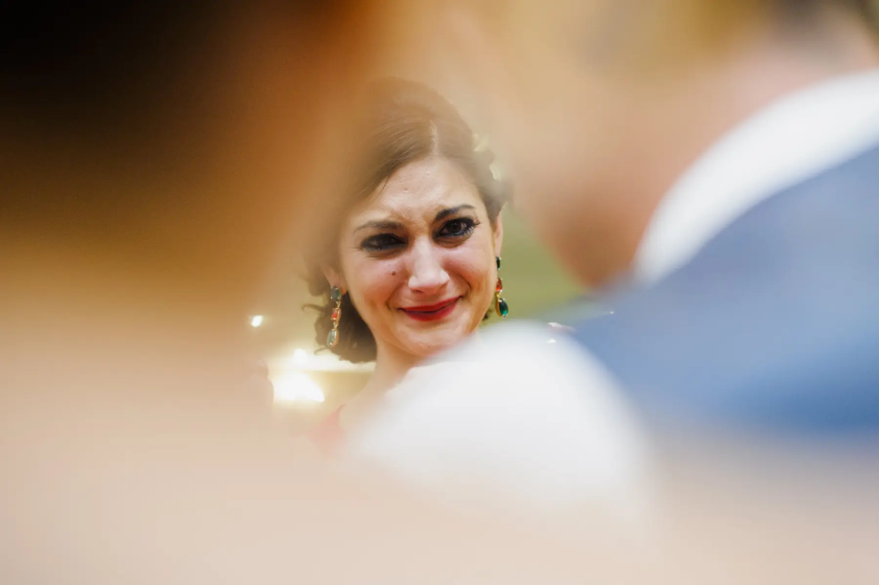 Retrato de novia entre reflejos desenfocados