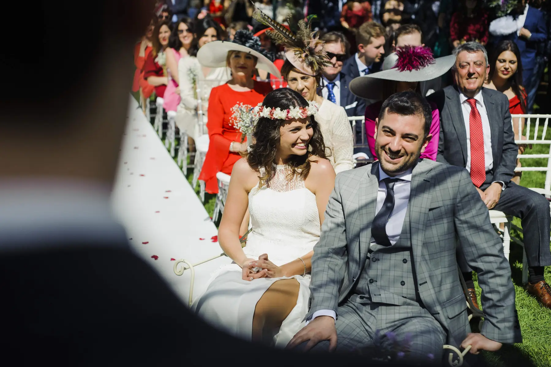Novios rodeados de invitados a la salida de la ceremonia