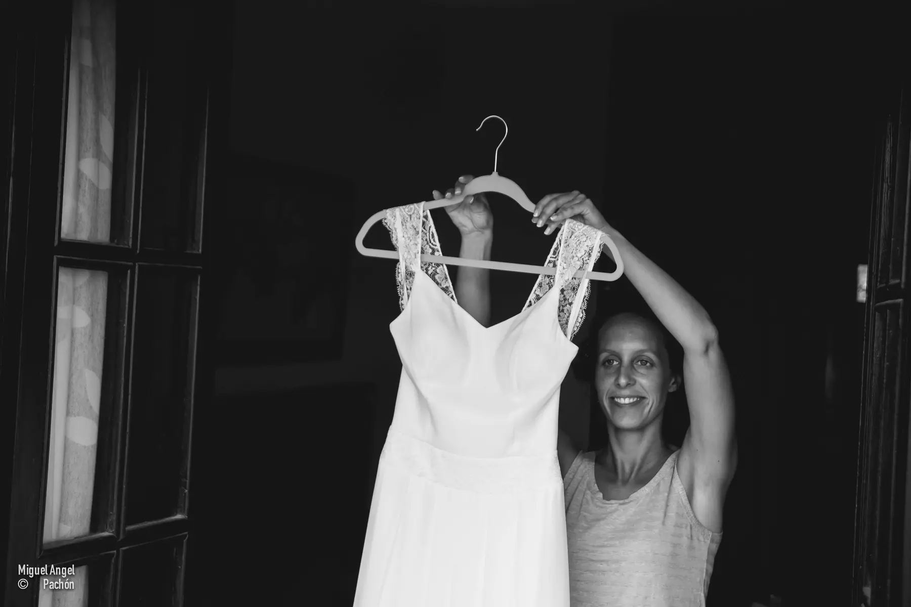 Novia sosteniendo su vestido durante los preparativos