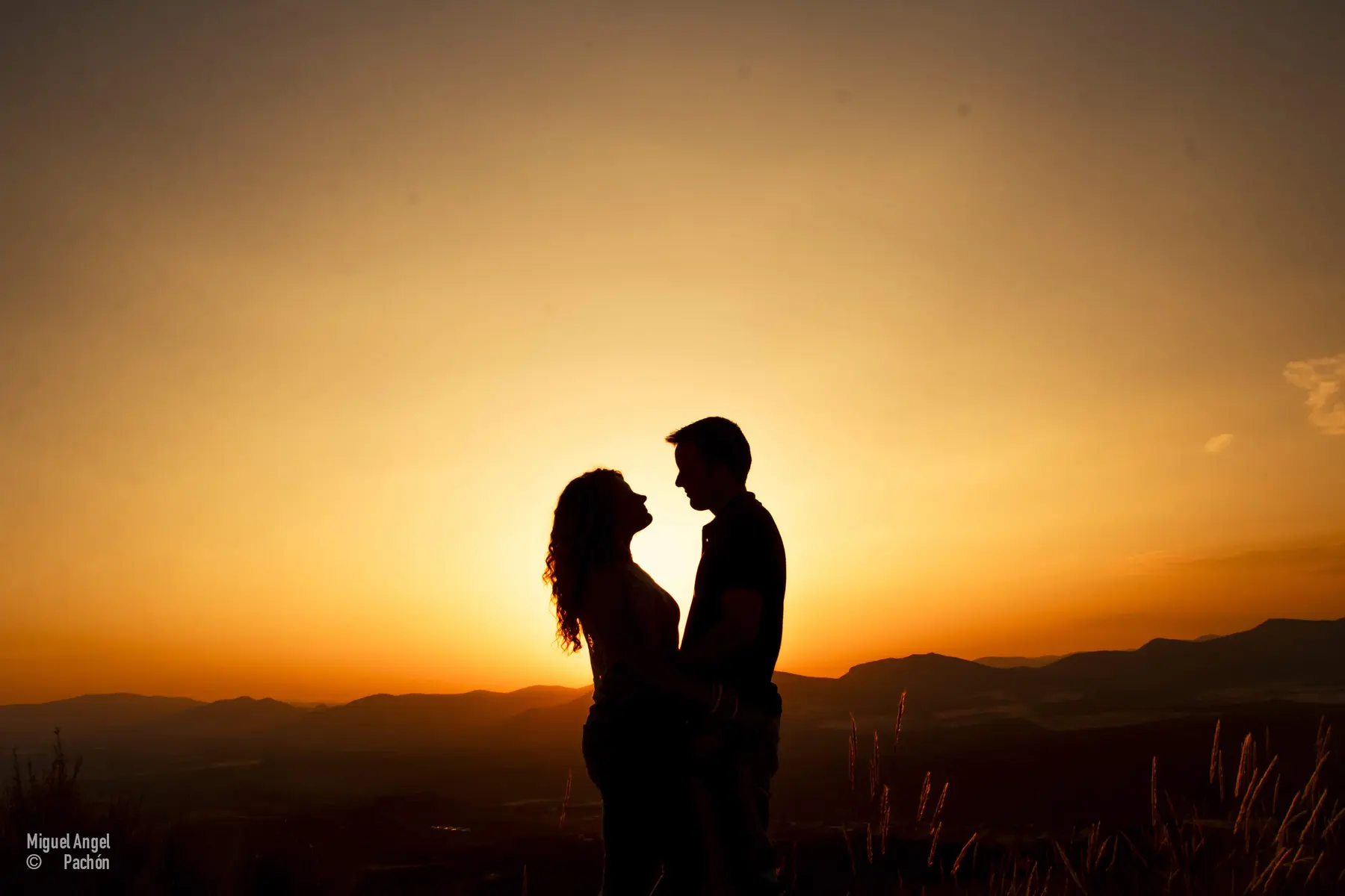 Pareja frente a frente al atardecer