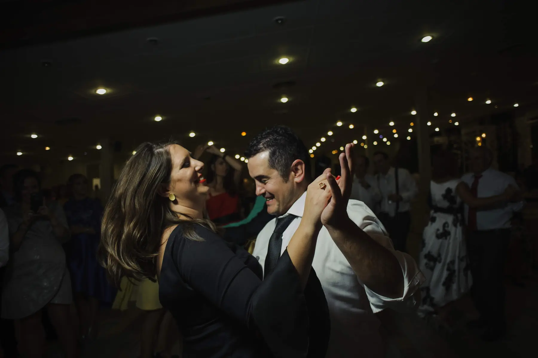 Novios bailando durante la celebración