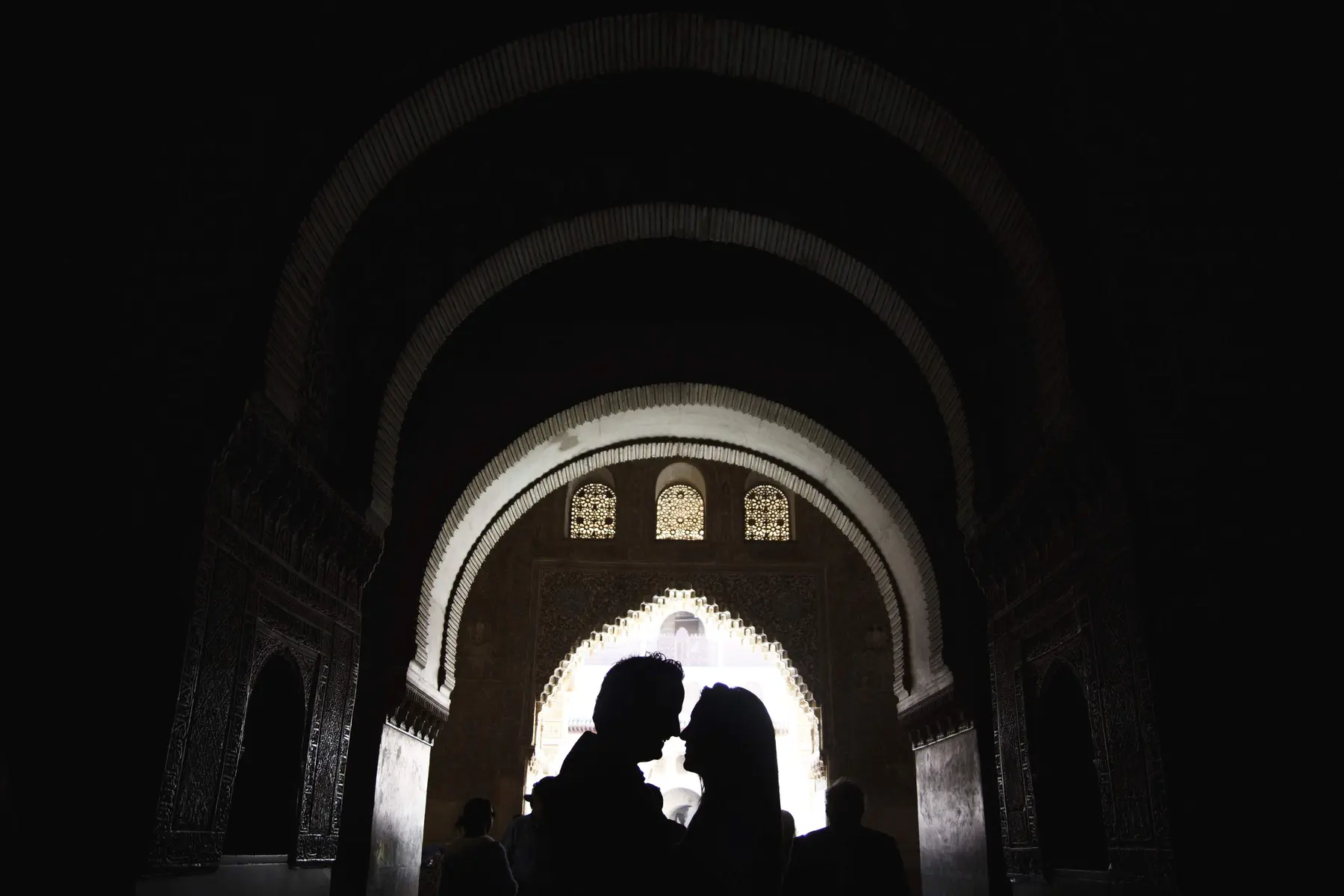 Pareja en silueta bajo un arco