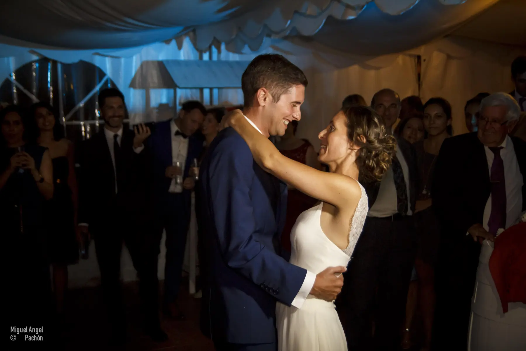 Pareja bailando entre los invitados