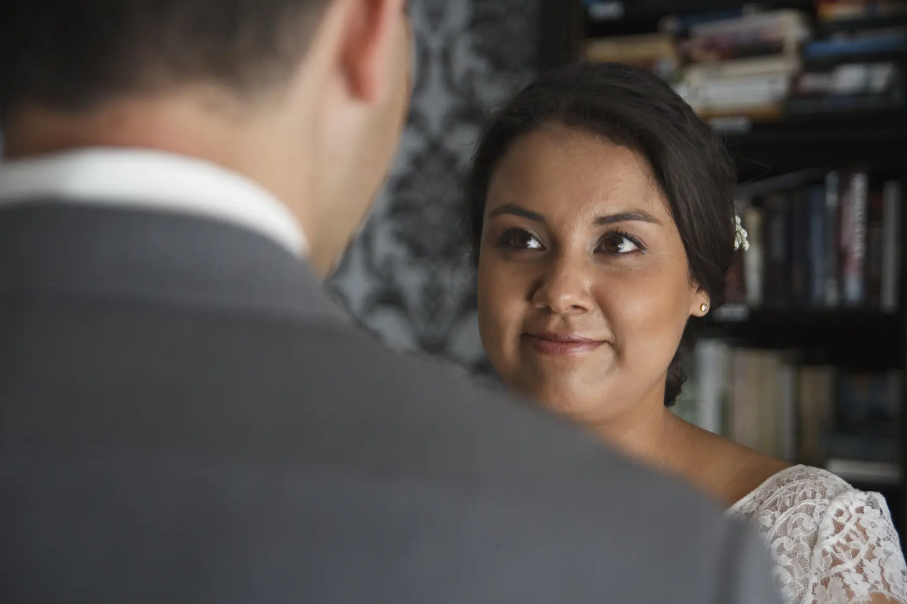 Mirada de la novia hacia el novio