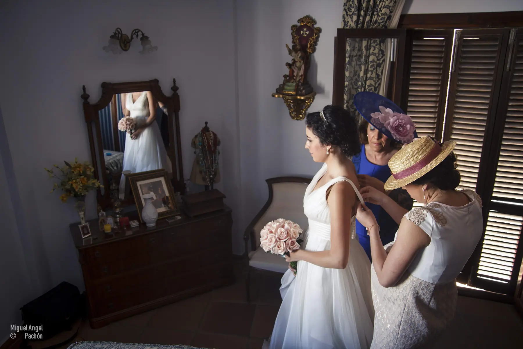 Preparación del vestido de novia junto a una ventana