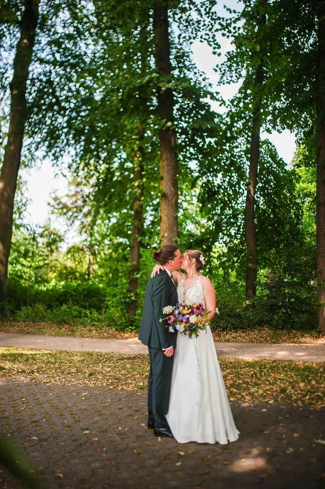 Novios juntos en un claro del bosque