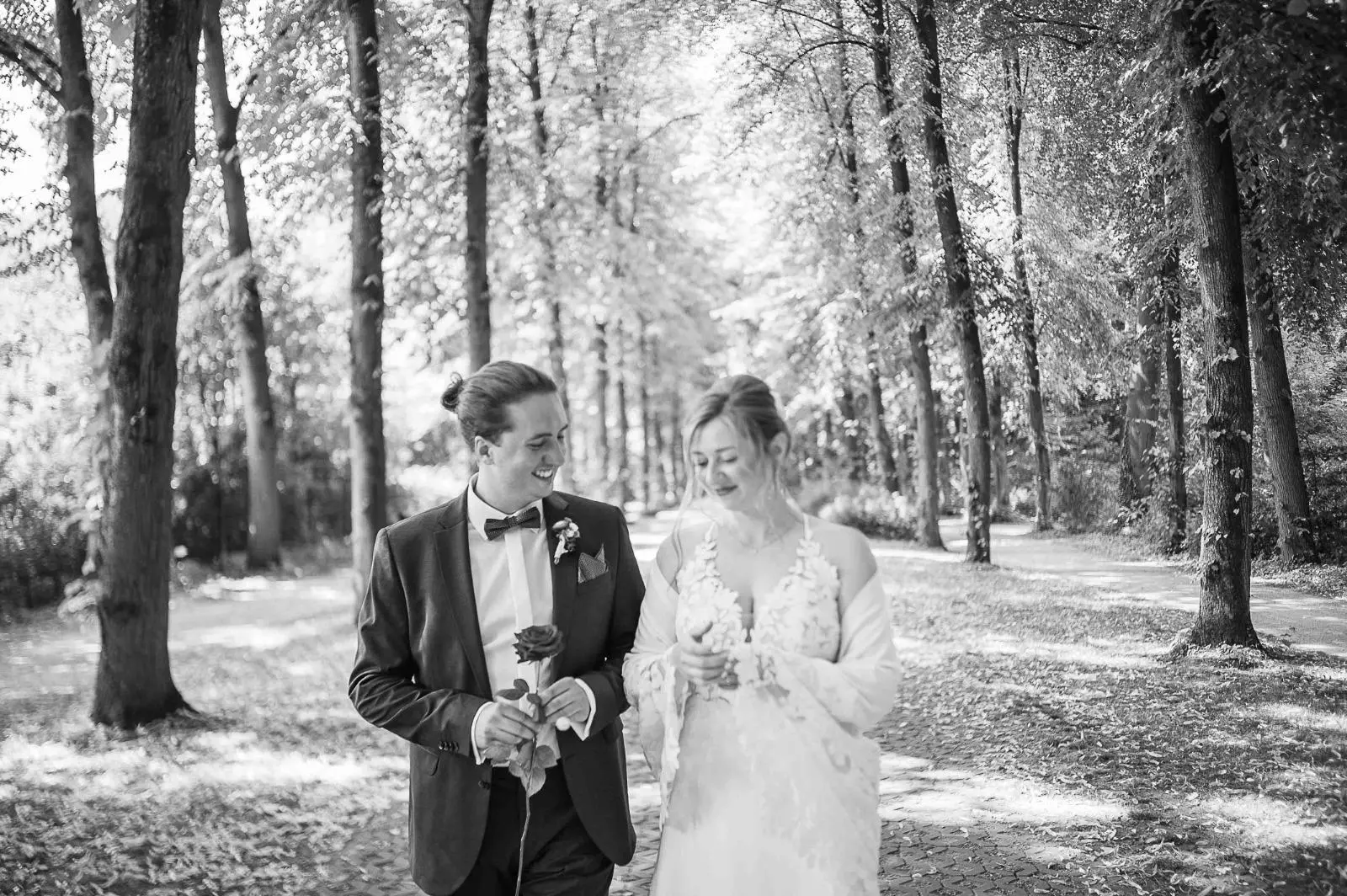 Novios paseando por un bosque en blanco y negro