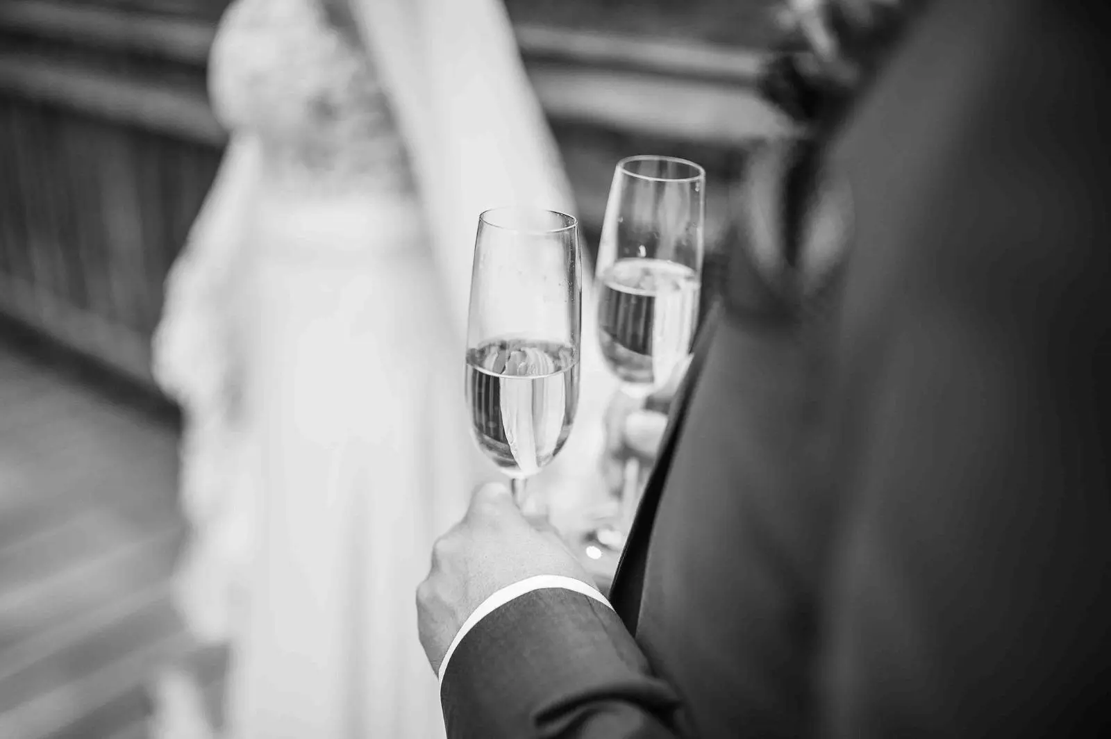 Detalle de las copas durante un brindis en blanco y negro