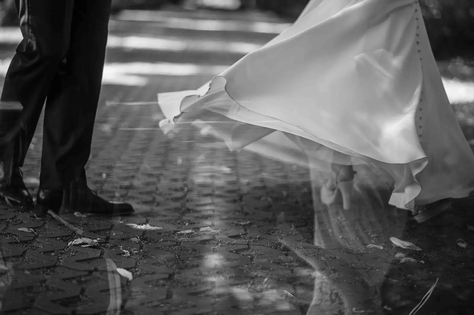 Movimiento del vestido de novia entre reflejos en blanco y negro