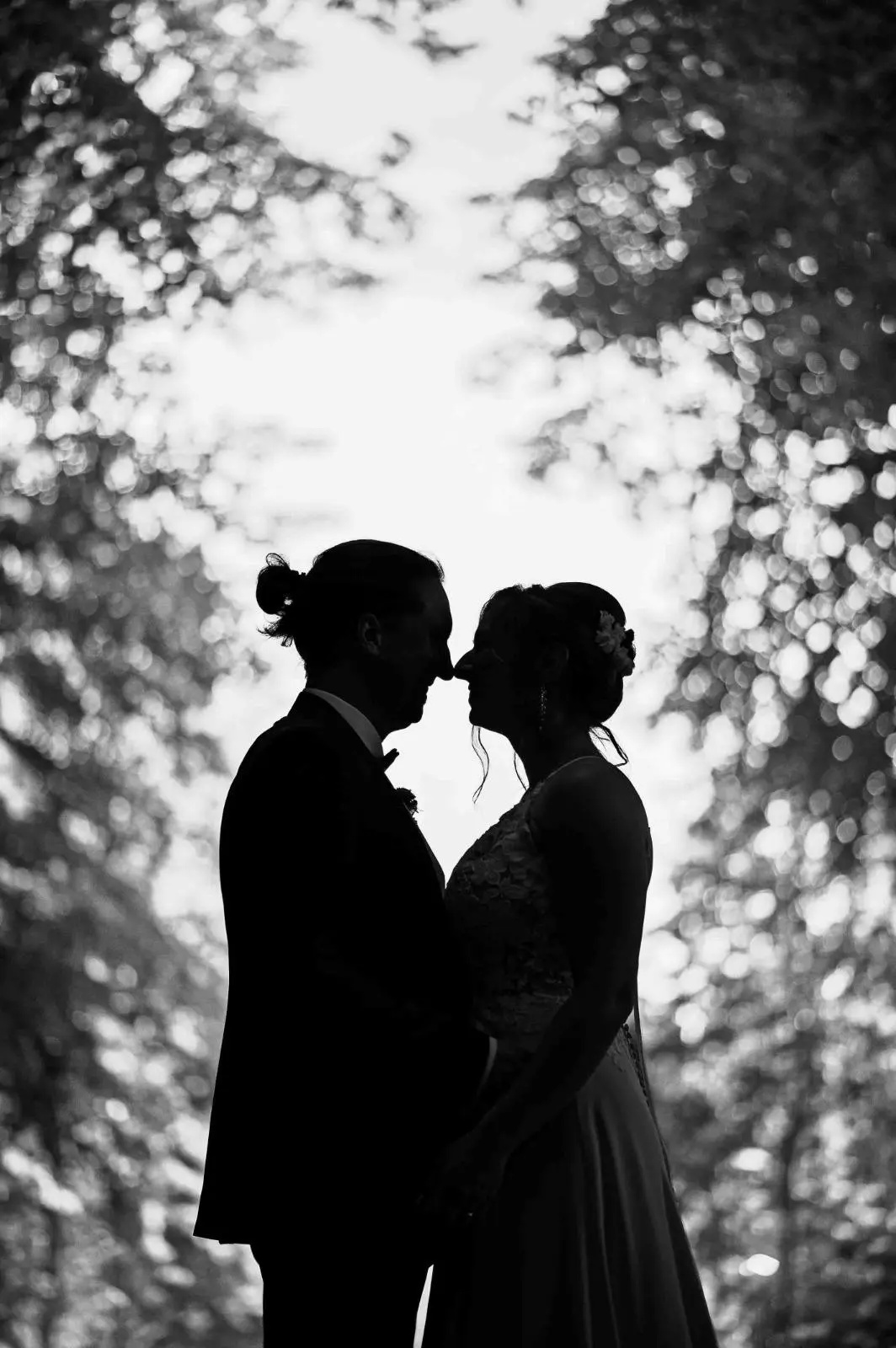 Beso de una pareja a contraluz en blanco y negro