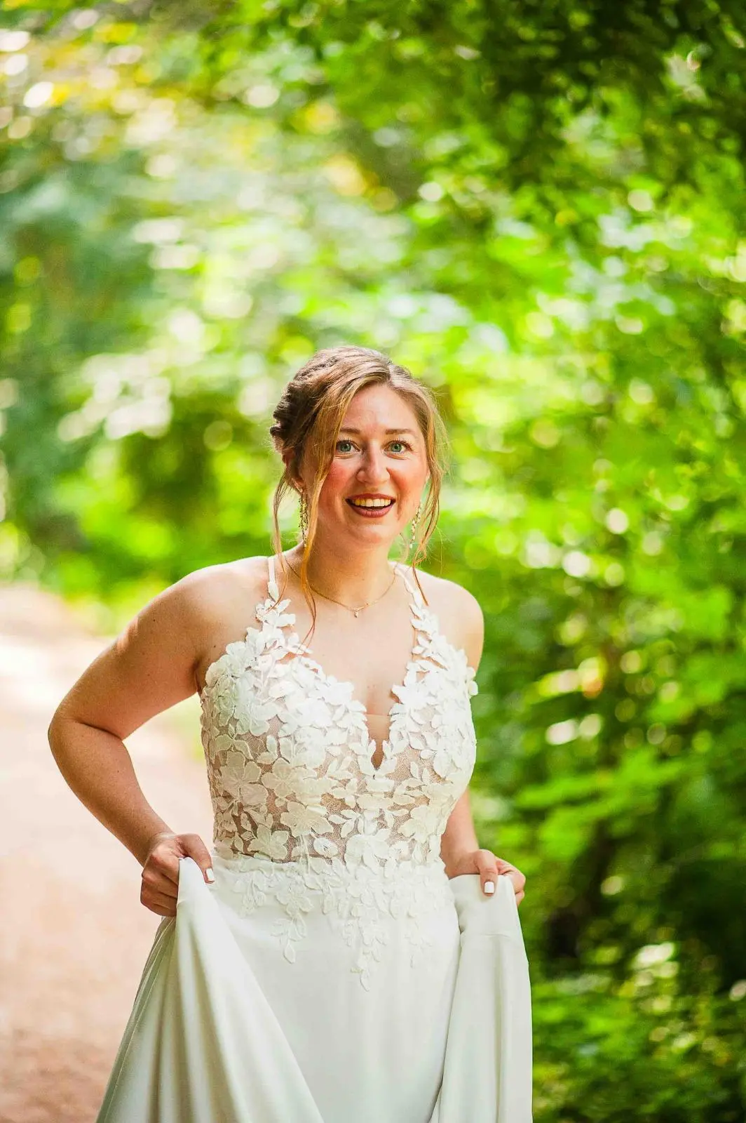 Retrato de novia con ramo rodeada de vegetación