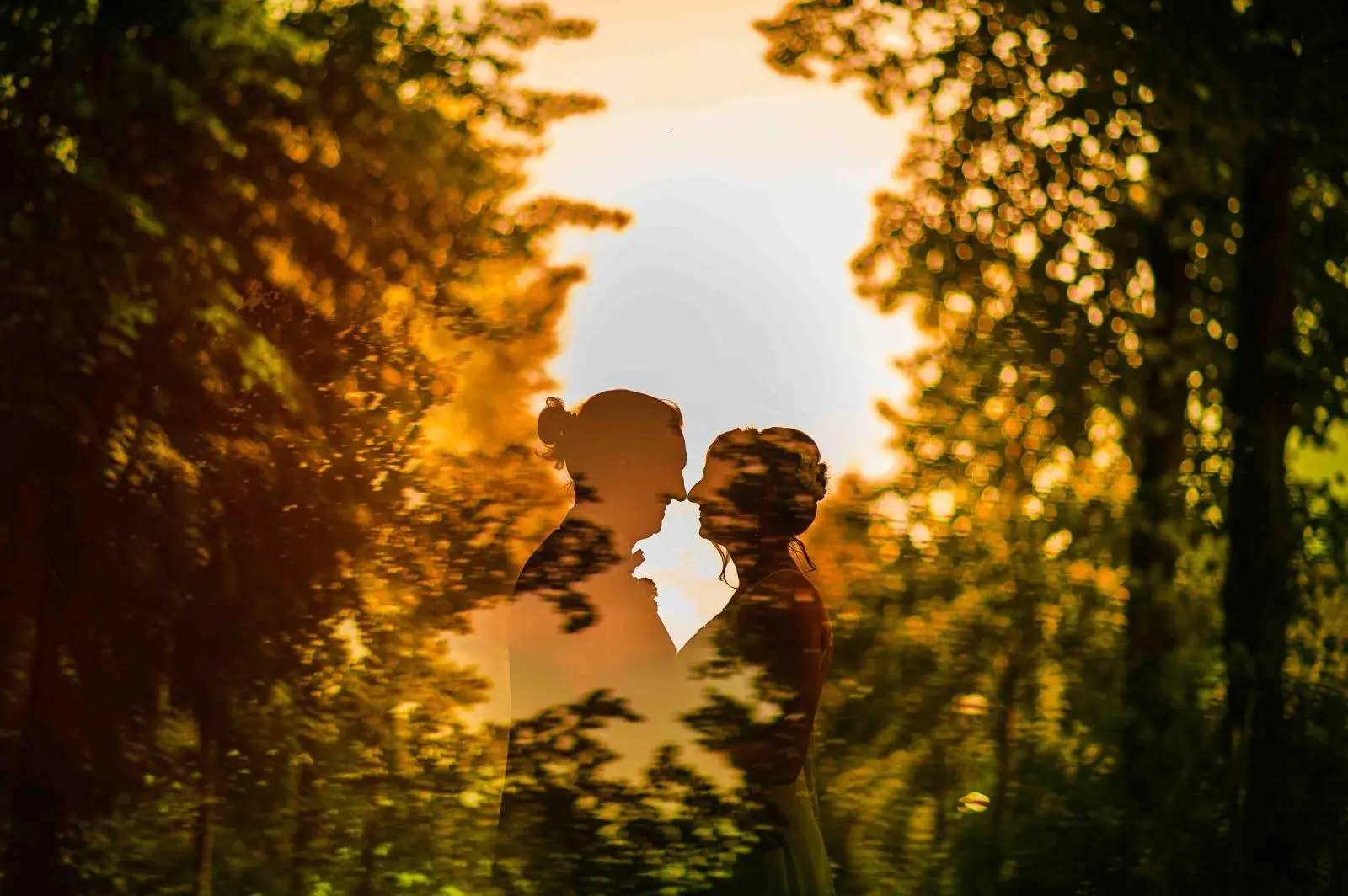 Pareja al atardecer en un reportaje de boda