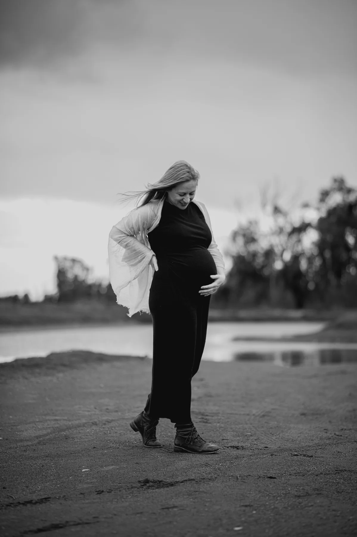Embarazo con vestido al viento en blanco y negro