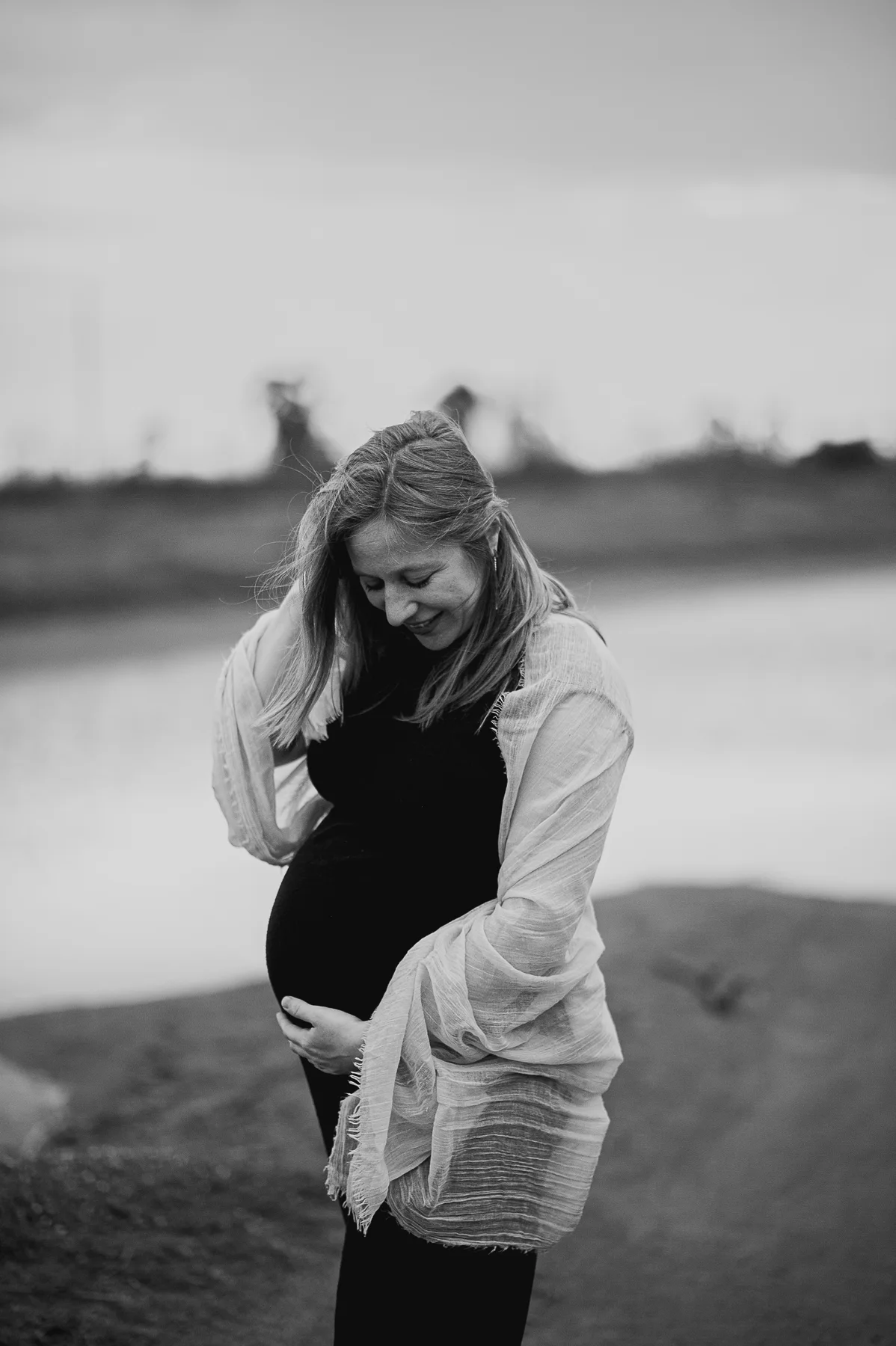 Retrato de embarazo con una chaqueta clara