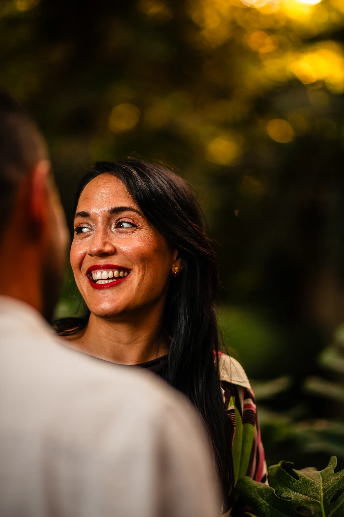 Sonrisa durante una sesión de embarazo en el jardín