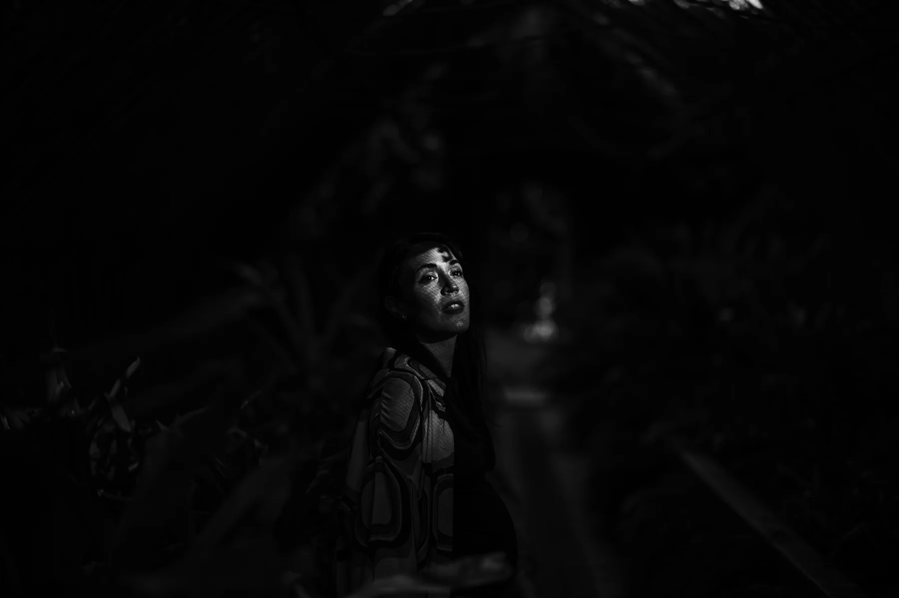 Retrato de embarazo entre sombras de vegetación