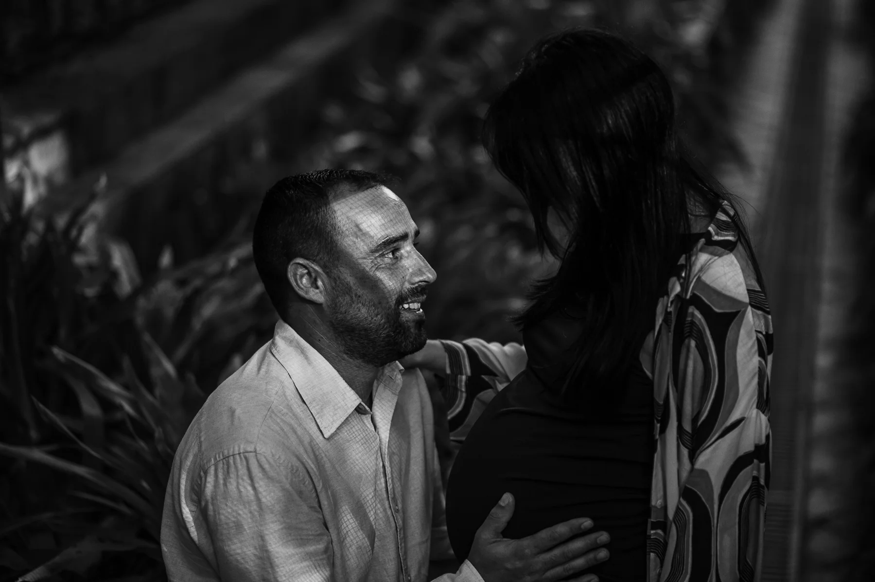 Retrato del futuro padre mirando a su pareja