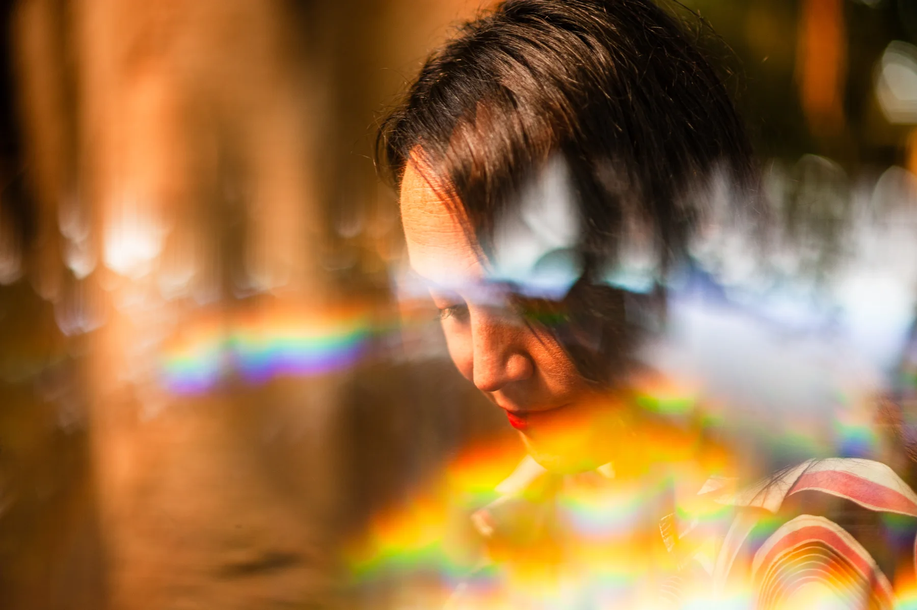 Retrato de embarazo con reflejos de color