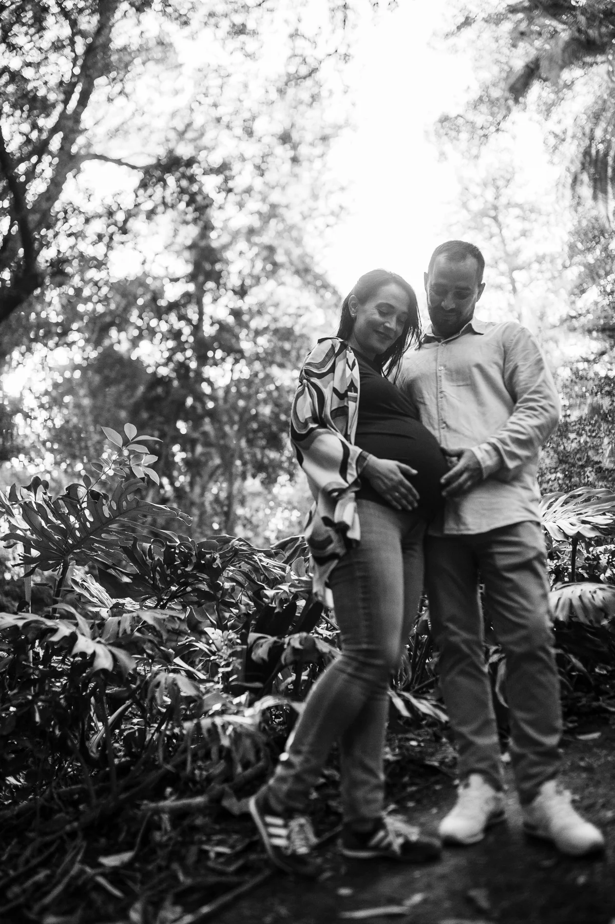 Pareja en un sendero del jardín en blanco y negro
