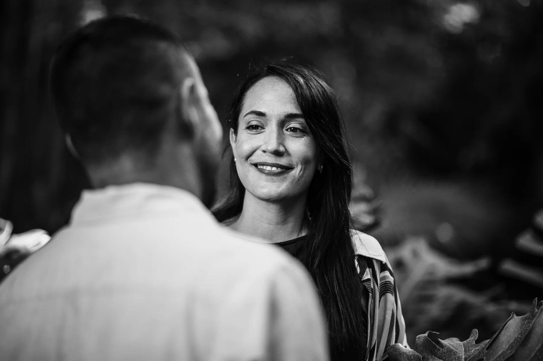 Retrato sonriente durante la sesión de embarazo