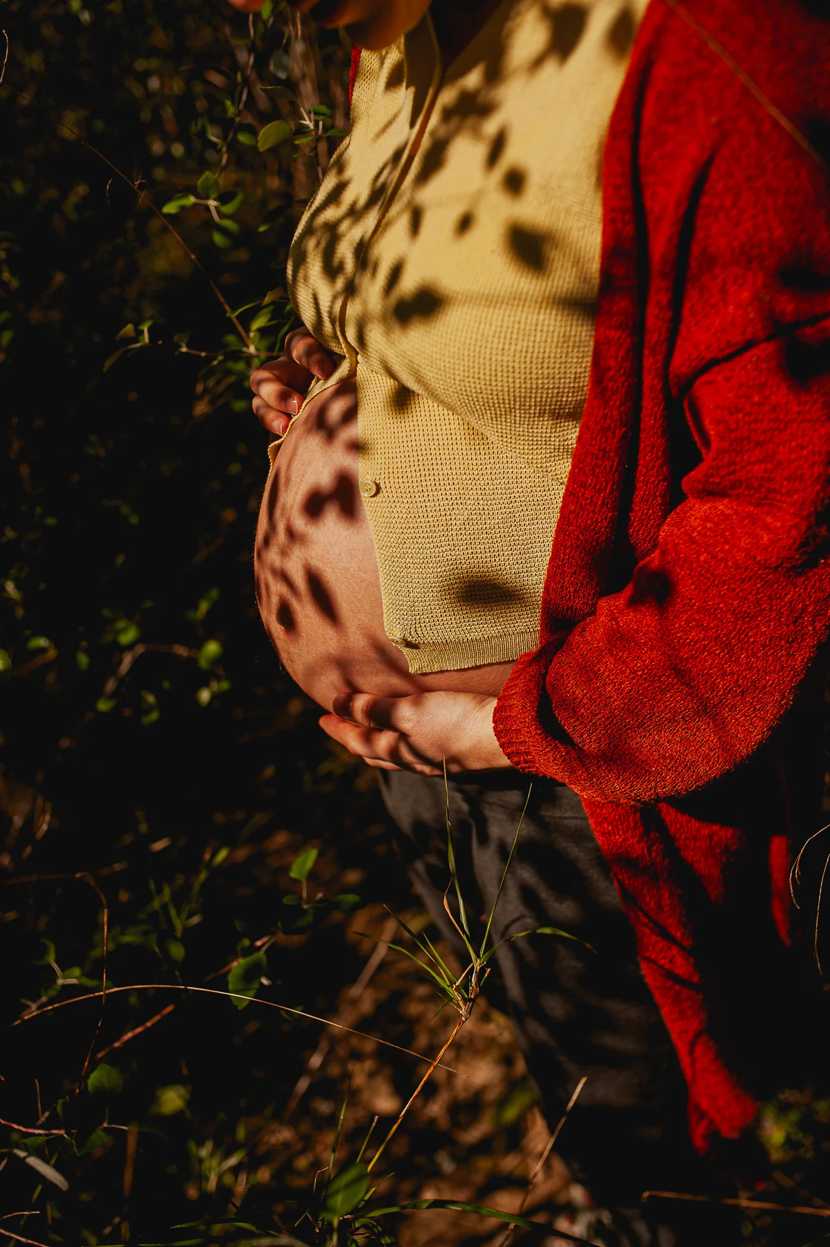 Detalle del vientre con una chaqueta roja